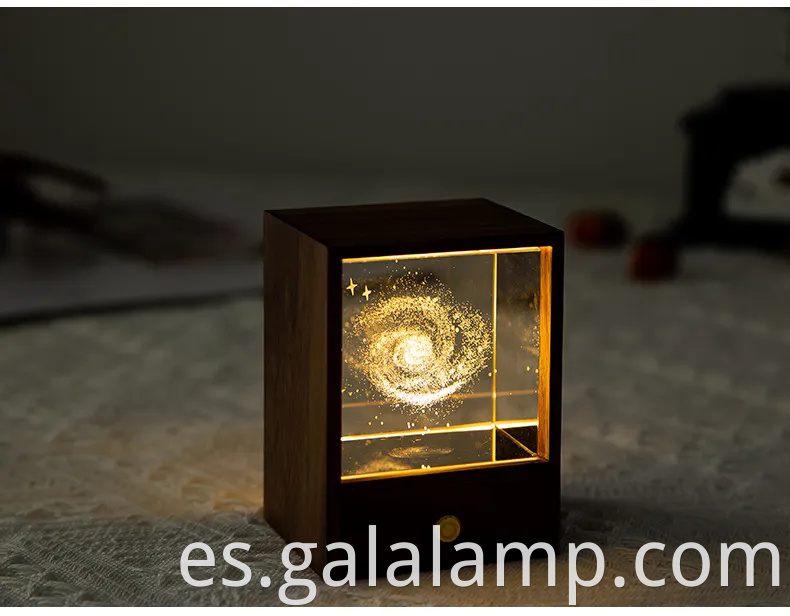 Caja de luz de madera de madera encantada con esfera de cristal radiante